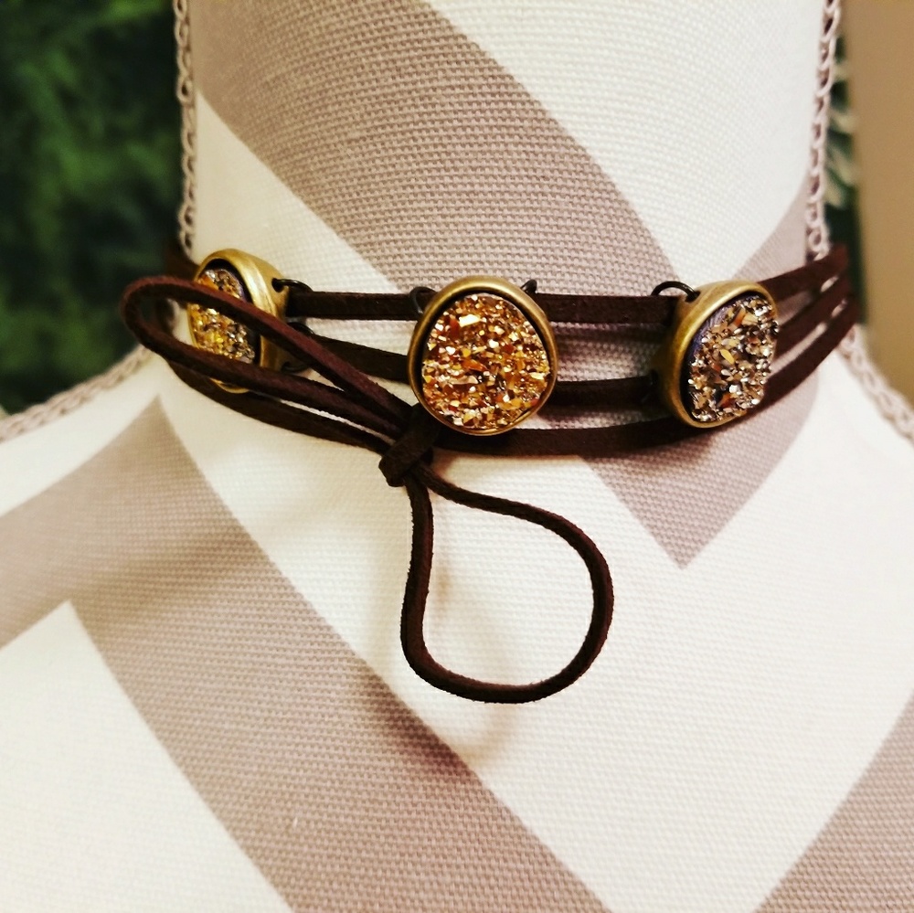 Hand me leather choker